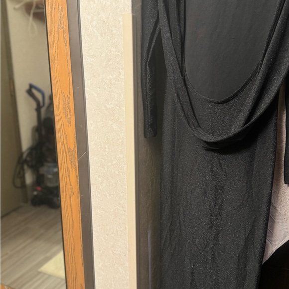 Elegant Black Evening Dress - Picture 3 of 4